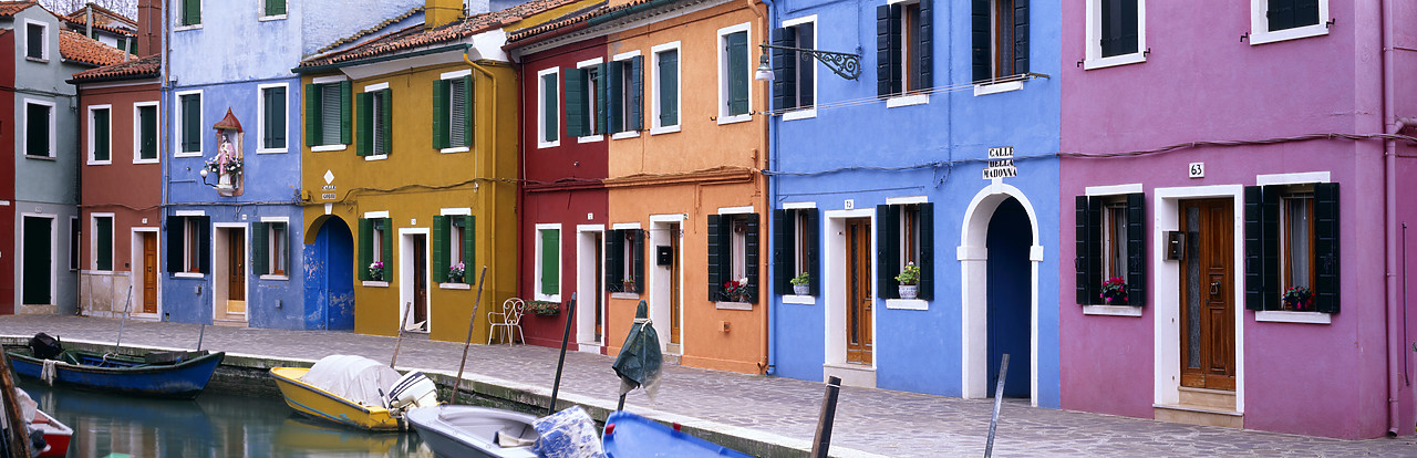 #010118-1 - Colourful Houses, Burano, Venice Lagoon, Italy