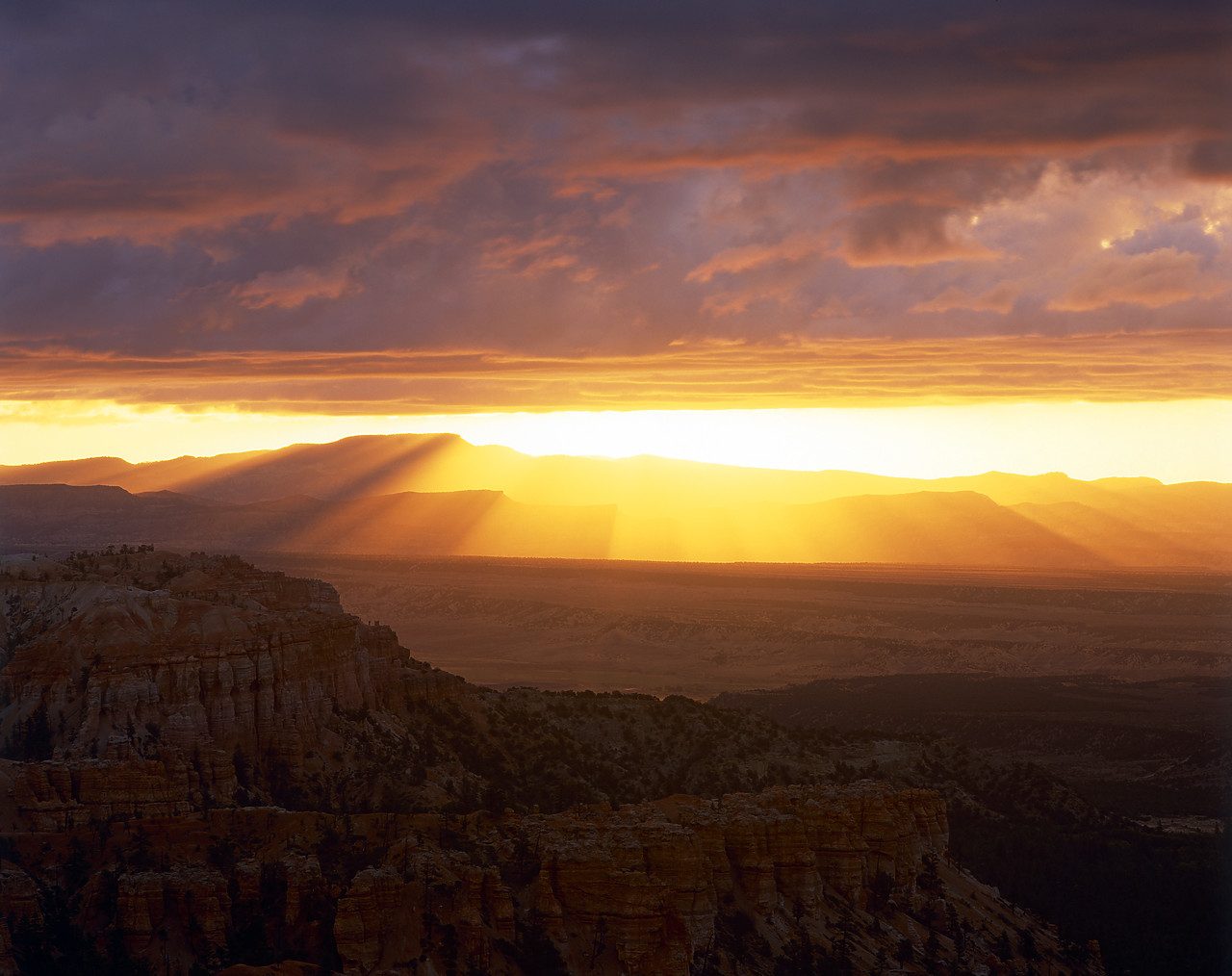 #020693-1 - Sun Rays over Bryce Canyon National Park, Utah, USA
