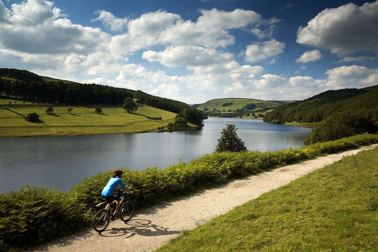 #060163-1 - Mountain Biker by Derwent Water, Peak District National Park, Derbyshire, England