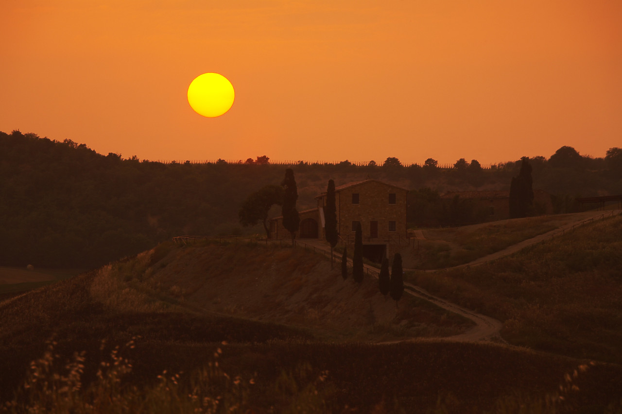 #070170-1 - Sunset over Villa, Val d' Orcia, Tuscany, Italy