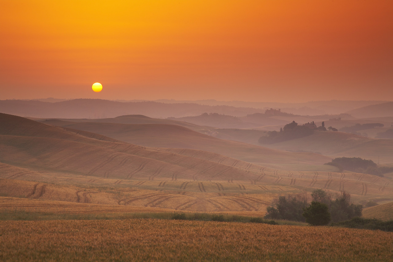 #070178-1 - Misty Sunrise near Asciano, Tuscany, Italy