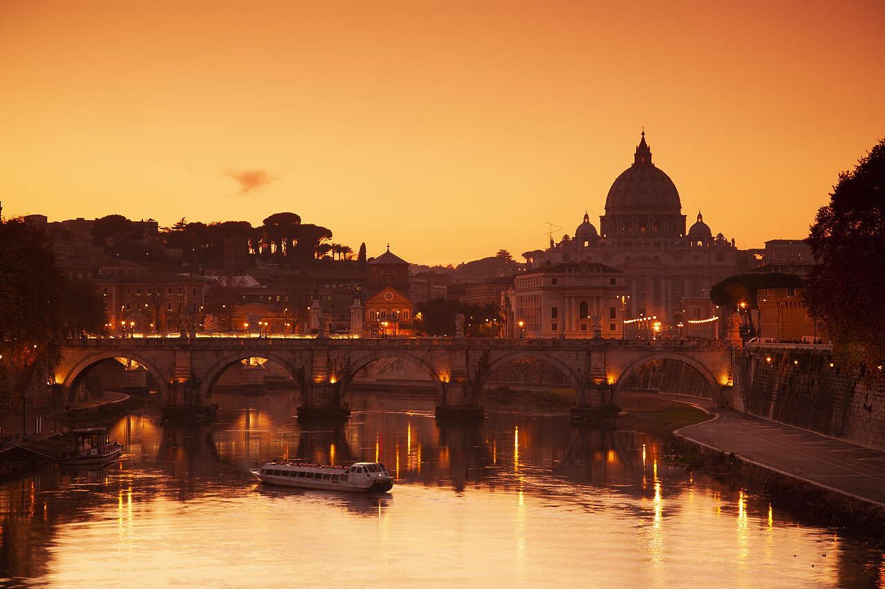 #070528-1 - Sunset over River Tiber, Rome, Italy