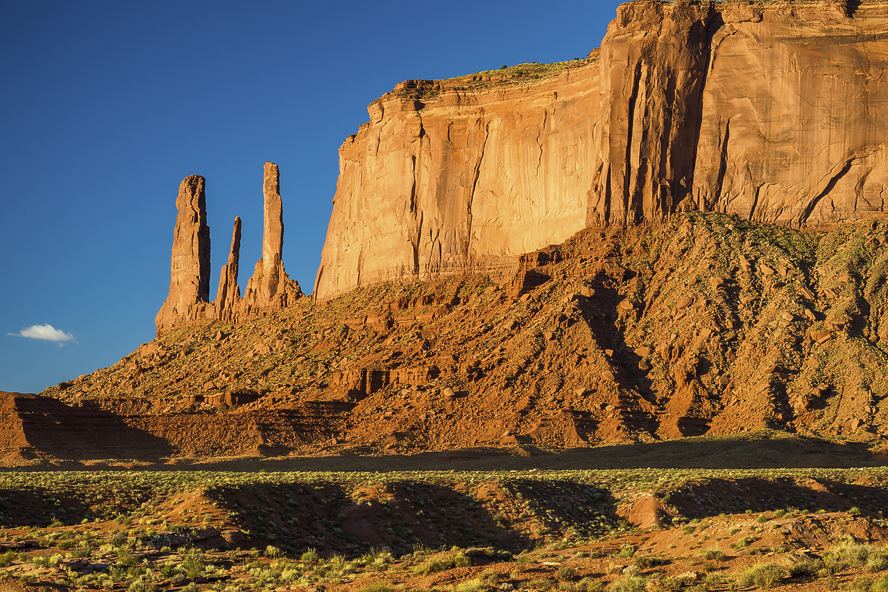 #150420-1 - Three Sisters Butte, Monument Valley Tribal Park, Arizona, USA