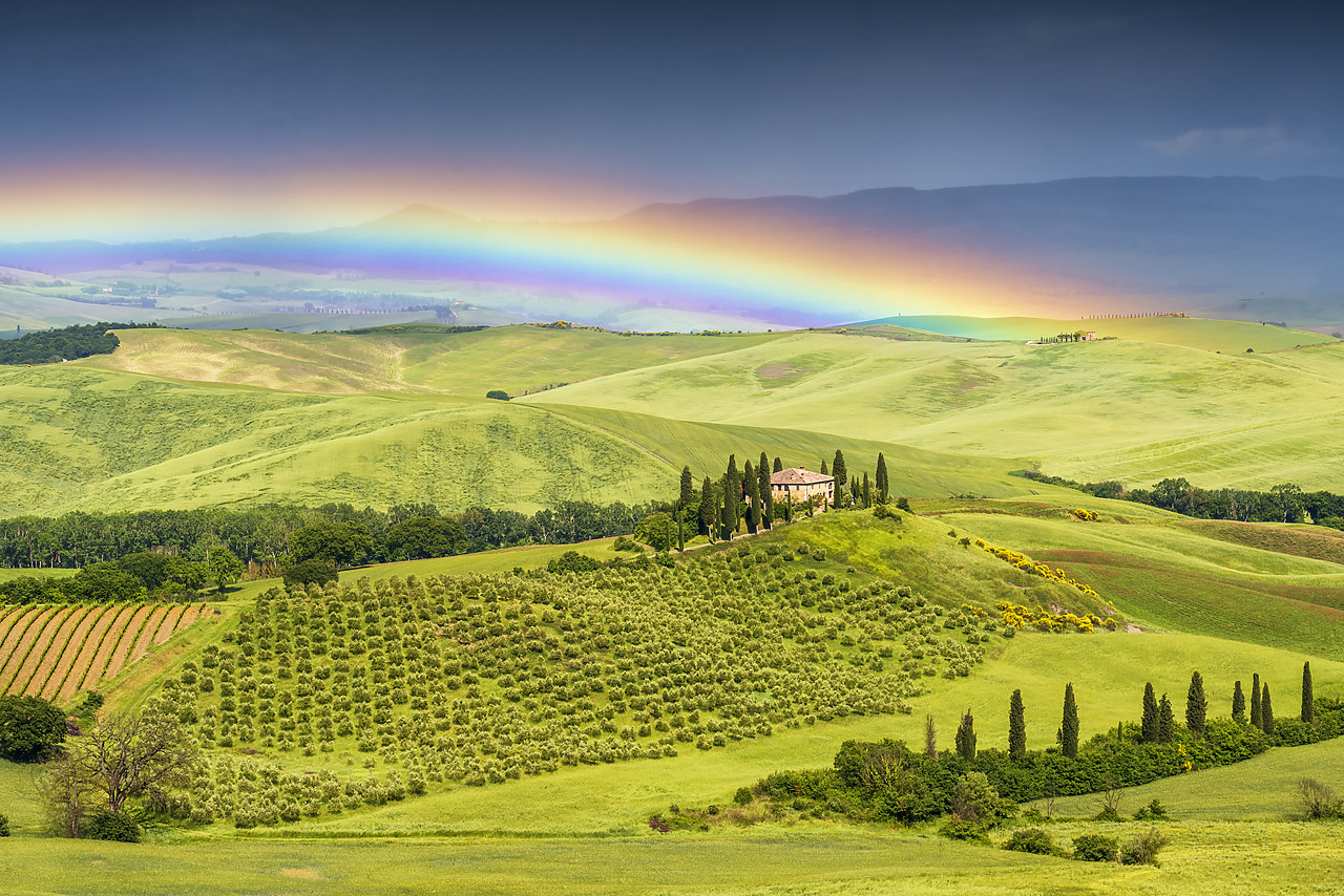 #160016-1 - Rainbow over Belvedere, Val d'Orcia, Tuscany, Italy