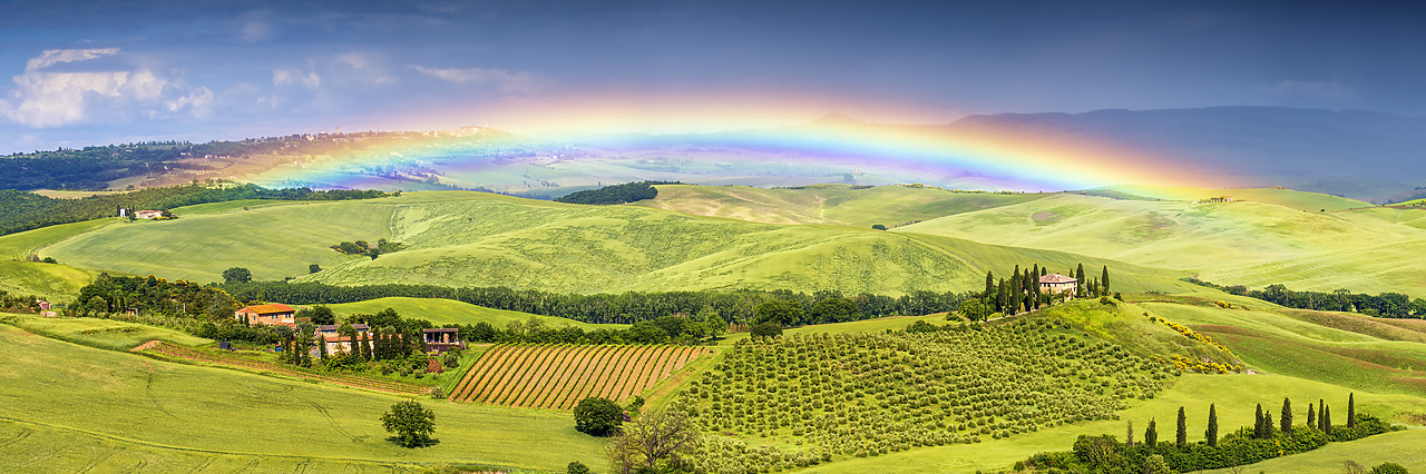 #160017-1 - Rainbow over Belvedere, Val d'Orcia, Tuscany, Italy