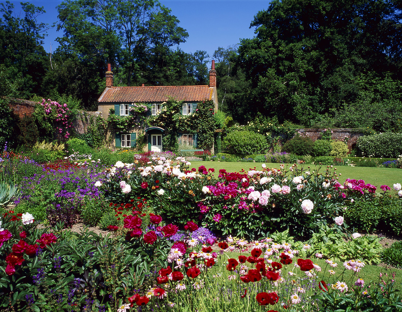 #955546-5 - Gardener's Cottage, Hoveton Hall Gardens, Norfolk, England